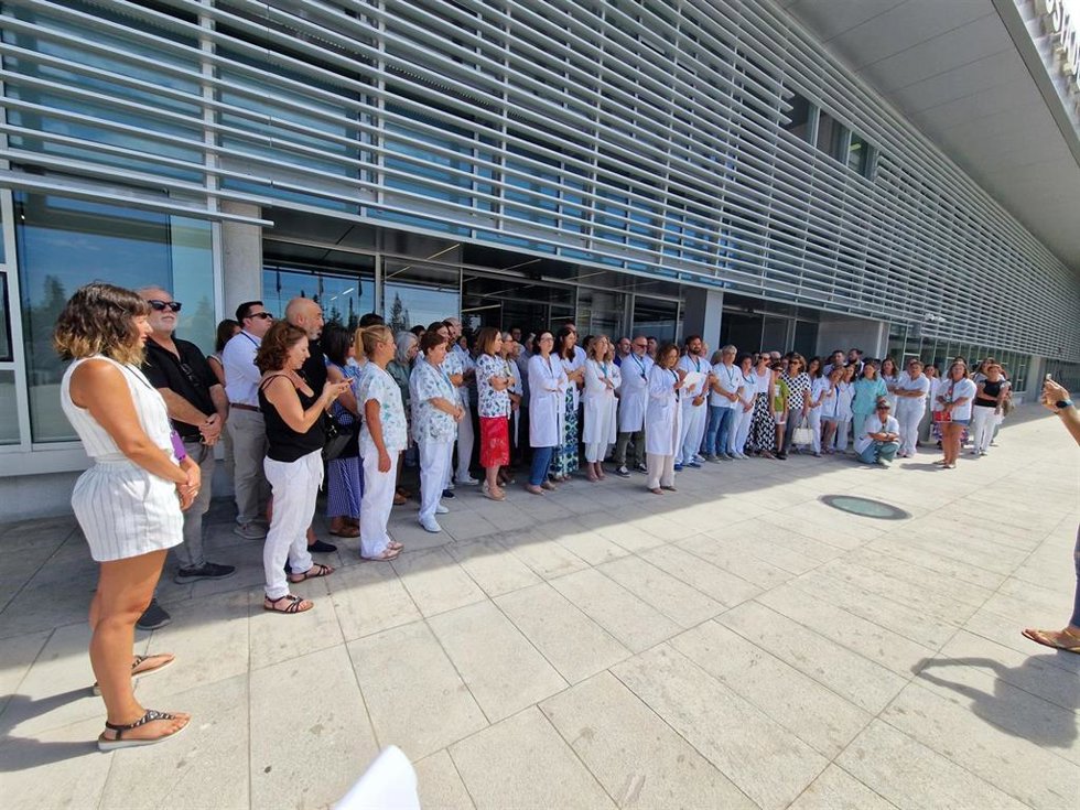Profesionales del Hospital Universitario Costa del Sol de Marbella se manifiestan en apoto de sus compañeros agredidos.