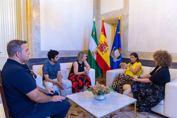 La alcaldesa de San Fernando con representantes de la Asociación de la Prensa de Cádiz.