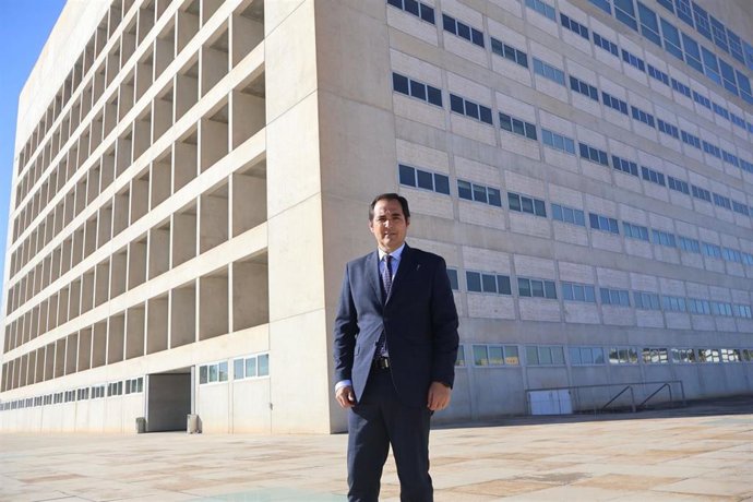 El consejero de Justicia, José Antonio Nieto, delante del edificio de El Cubo, en una imagen reciente