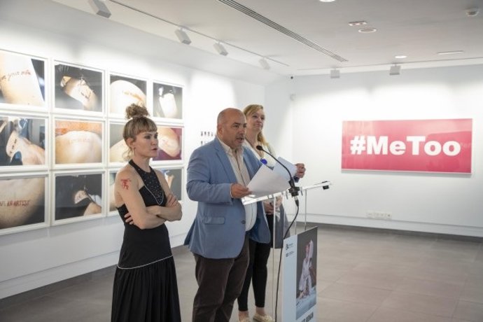 El delegado de Cultura de la Diputación de Córdoba, Gabriel Duque, en la inauguración de la muestra 'I am a performer woman'.