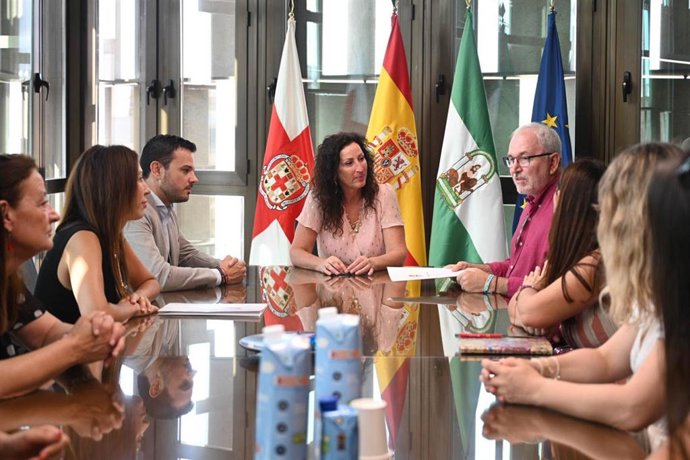 La alcaldesa de Almería, María del Mar Vázquez, durante la firma de los convenios de colaboración con entidades y empresas en el marco del programa Eracis+.