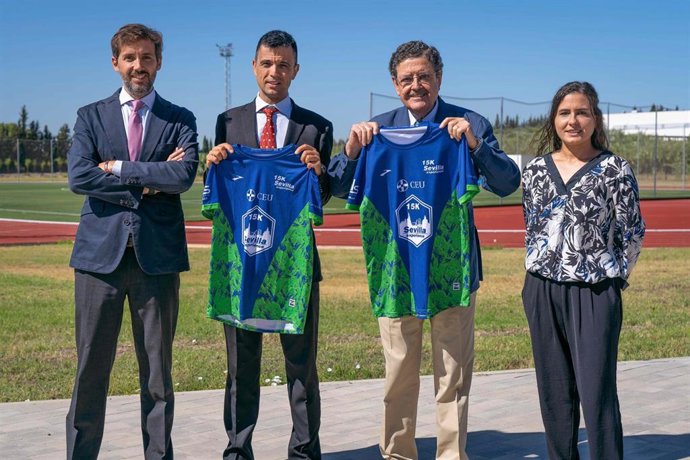 Representantes de la Universidad CEU Fernando III y de la carrera muestran la camiseta de la 'CEU Sevilla 15k Experience'.
