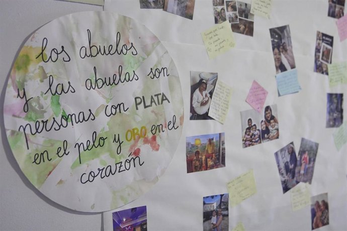 Archivo - Carteles y fotografías en homenaje a los abuelos durante una actividad intergeneracional en la Escuela Infantil Los Gavilanes, a 26 de julio de 2024, en Madrid (España). 