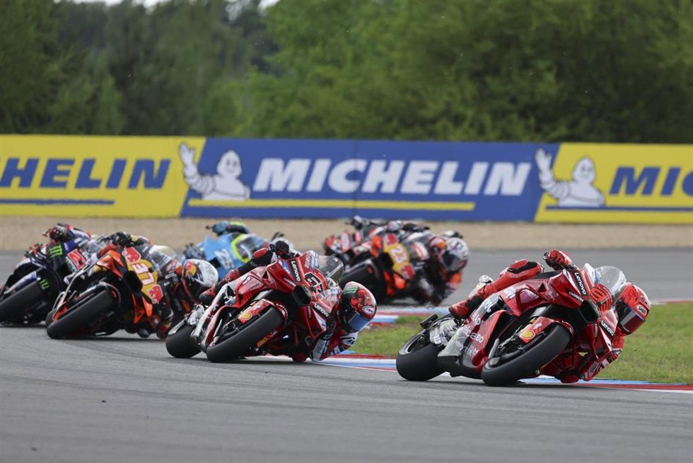 Marc Márquez, seguido por PEcco Bagnaia y Pedro Acosta en el GP de República Checa 2025.