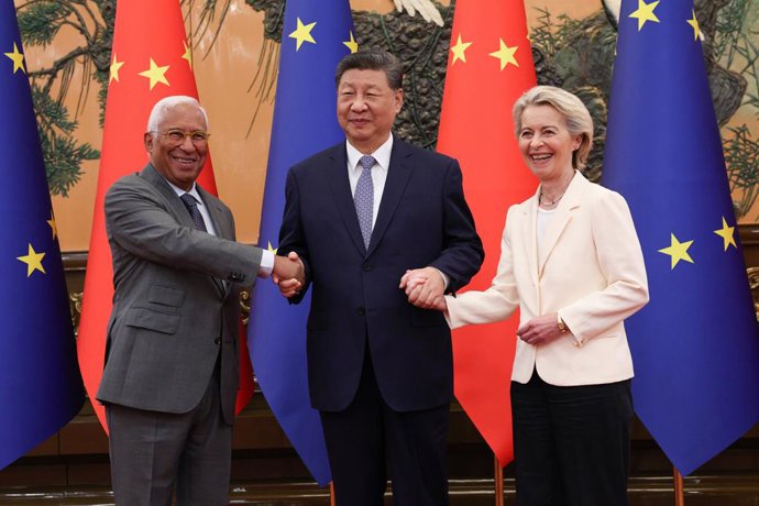 O presidente do Conselho Europeu, Antonio Costa, o presidente chinês Xi Jingping e a presidente da Comissão Europeia, Ursula von der Leyen.
