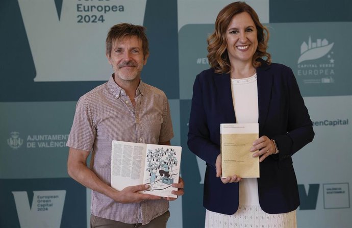 La alcaldesa de València, María José Catalá y el ilustrador Paco Roca en la presentación del Libro Verde de València