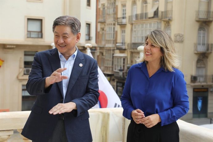 El embajador de la República de Corea, Lim Soosuk, ha sido recibido en el Palacio Consistorial por la alcaldesa de Cartagena, Noelia Arroyo