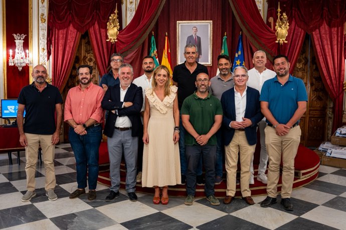 Almudena Martínez en la entrega de equipos informáticos a las ELA.