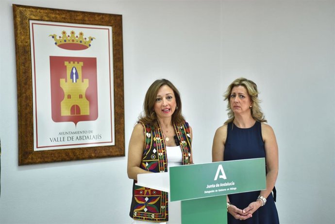 La delegada de la Junta en la provincia de Málaga, Patricia Navarro, con la alcaldesa de Valle de Abdalajís, Virginia Romero.