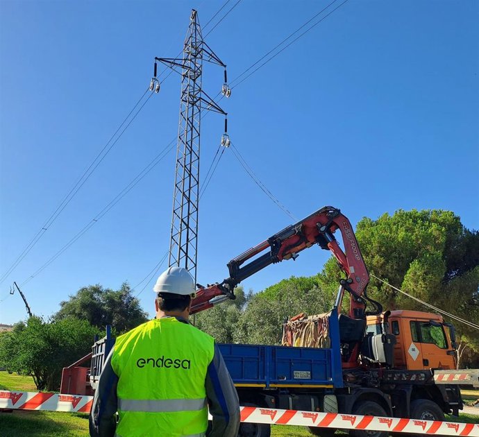 Trabajos de desmantelamiento de las dos líneas paralelas aéreas de alta tensión de 132 kV Alcores-Santa Elvira que atraviesan Sevilla Este