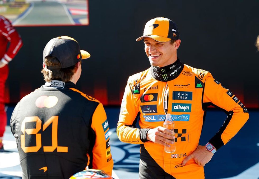 El piloto británico de F1 Lando Norris y el australiano Oscar Piastri, ambos de McLaren, charlan en el GP de Austria 2025. 