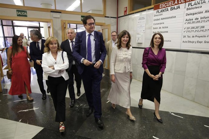 El ministro para la Transformación Digital y de la Función Pública, Óscar López y la rectora de la Universidad de León, Nuria González (a su derecha), a su llegada al acto de clausura del X Cybersecurity Summer BootCamp 2025 en León.