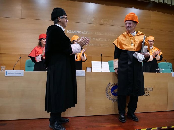El economista Jorge Martínez-Vázquez, nuevo doctor honoris causa de la UMA, junto al rector, Teodomiro López.