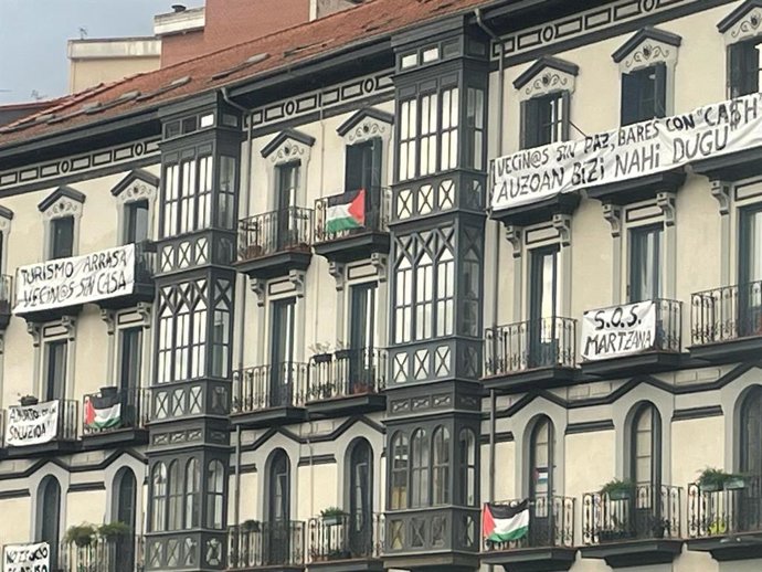 Carteles colocados en los edificios del muelle de Martzana