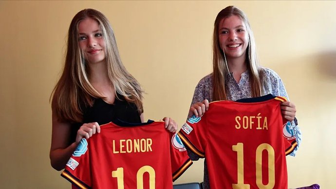 La princesa de Asturias Leonor de Borbón y su hermana Doña Leticia apoyan a la selección.