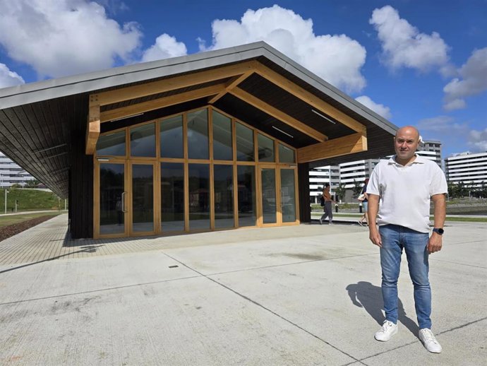 El presdiente de Inguralde, David Solla, junto a la cafetería del nuevo parque de Zamalanda.