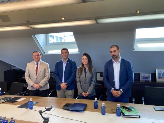 O secretário-geral do sindicato da polícia Jupol, Aarón Rivero, o secretário-geral do sindicato da Guarda Civil Jucil, Ernesto Vilarino, e o CEO da AiKit, Pablo Yusta.