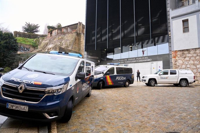 Archivo - Coches de policía en la entrada de la Consejería de Obras Públicas cuando se hizo el registro  