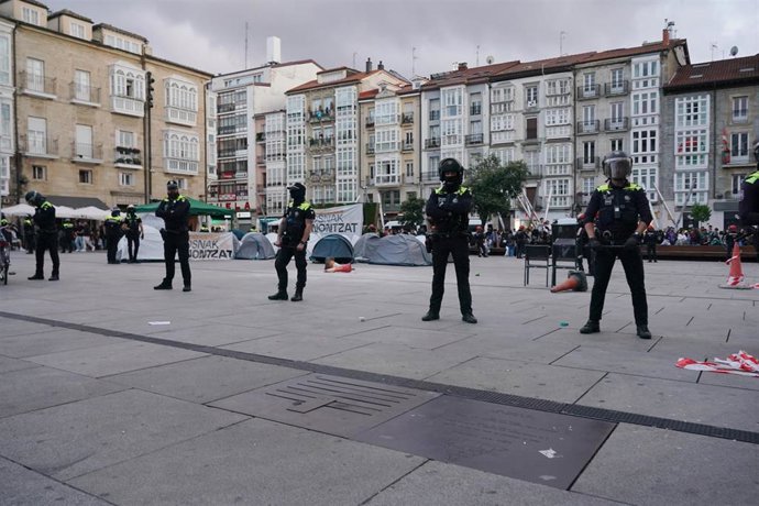 Intento de retirada de la acampada de GKS, en la plaza de la Virgen Blanca, a 23 de julio de 2025, en Vitoria-Gasteiz, Álava