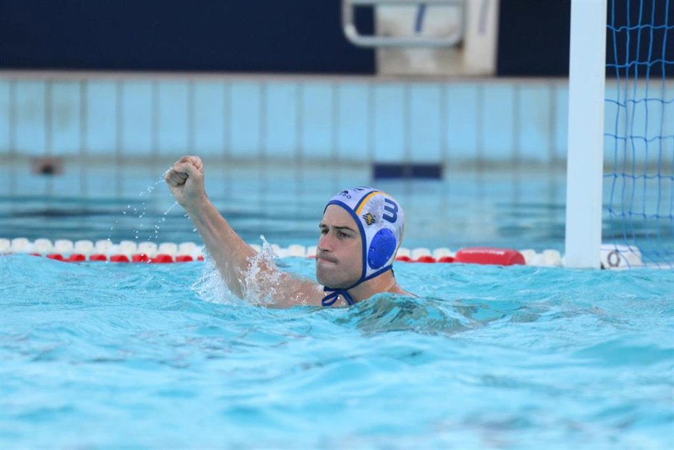 Archivo - El jugador español de waterpolo Álvaro Granados celebra un gol con España