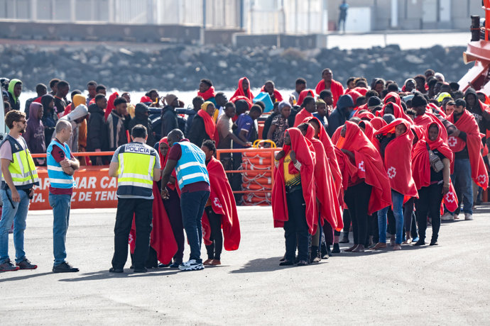 Archivo - Arxiu - Els servicis sanitaris atenen a migrants arribats en piragua a Port Naos, a 28 de desembre del 2024, Lanzarote, Canàries (Espanya). 