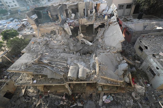 23 de julho de 2025, Cidade de Gaza, Faixa de Gaza, Território Palestino: Palestinos investigam a casa da família al-Shair no bairro de Tel al-Hawa, que foi fortemente danificada após um ataque aéreo israelense na Cidade de Gaza, Gaza, em 23 de julho de 2