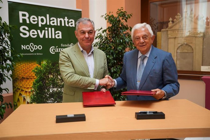 El alcalde de Sevilla y el presidente de la Fundación Cámara de Comercio, en la firma del convenio del proyecto 'Replanta Sevilla 2.0'