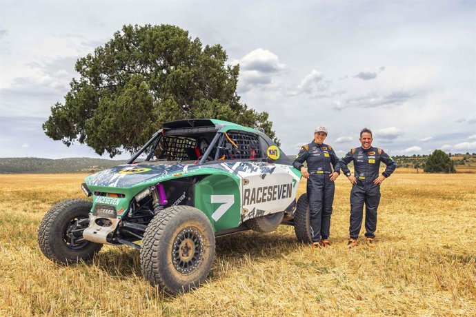La piloto española Laia Sanz y su copiloto Luka Larrosa posan con el Taurus de Raceseven antes de la Baja Aragón.