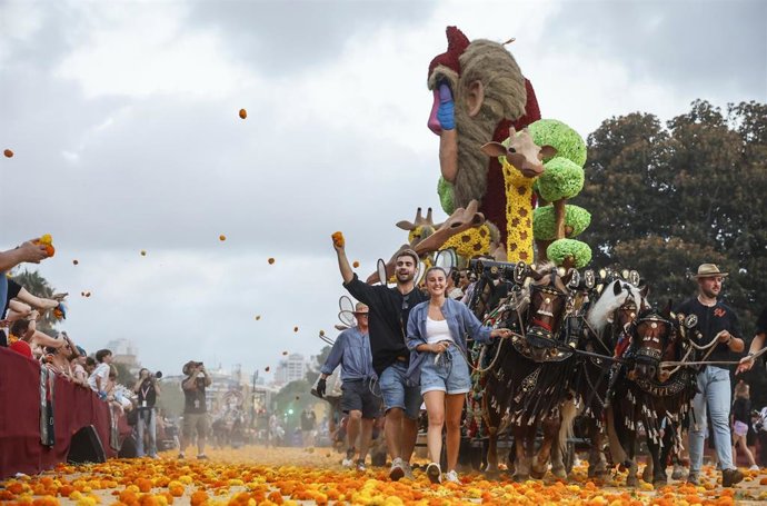 Archivo - Imagen de archivo de la Batalla de Flores de València. 