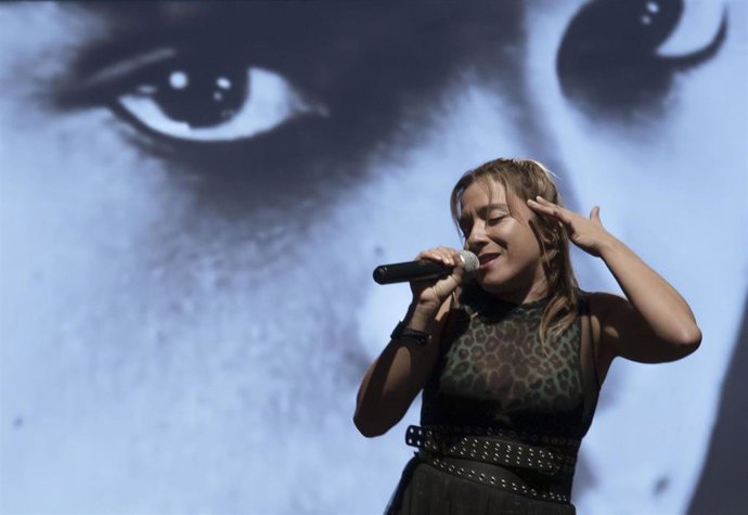 La artista aragonesa Viky Lafuente durante uno de sus conciertos.