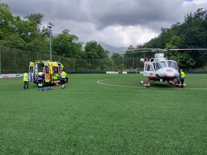 El helicóptero traslada al Hospital de Cruces a un hombre de 56 años