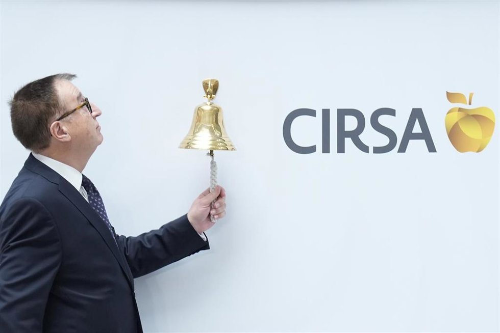 El presidente ejecutivo de Cirsa, Joaquim Agut, realiza el toque de campana tras la salida a Bolsa, a 9 de julio de 2025, en Barcelona, Cataluña (España). 