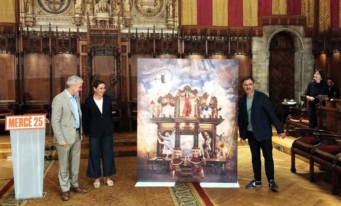 L'actriu Emma Vilarasau, l'alcalde de Barcelona Jaume Collboni i l'artista Lluís Danès junt amb el cartell de la Mercè 2025.