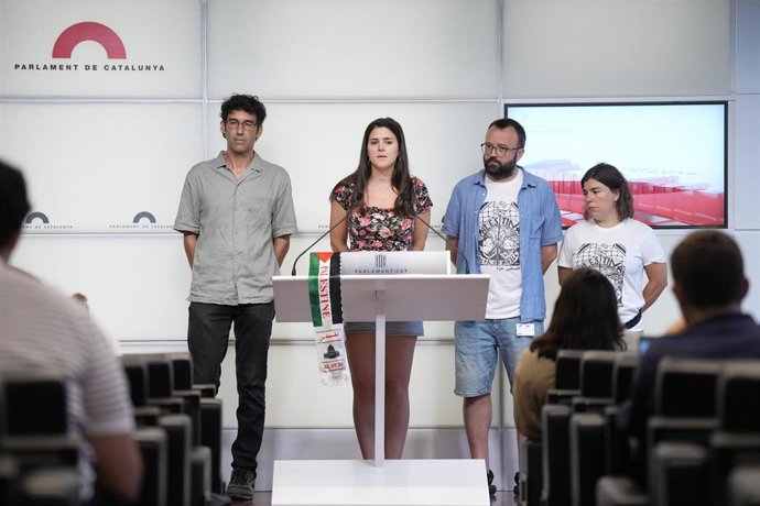 La portavoz de Prou Complicitat amb Israel, Alys Samson (2i), interviene durante una rueda de prensa, en el Parlament de Catalunya, a 17 de julio de 2025, en Barcelona, Catalunya (España). La Comunidad Palestina de Catalunya, Prou Complicitat amb Israel y