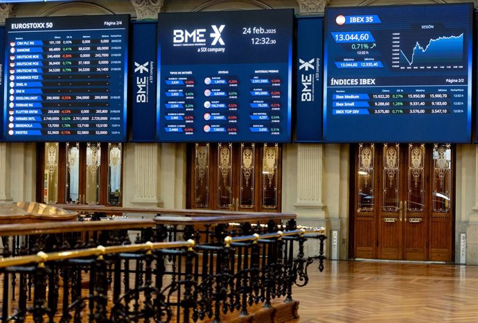 Archivo - Paneles en el interior del Palacio de la Bolsa, a 24 de febrero de 2025, en Madrid (España).