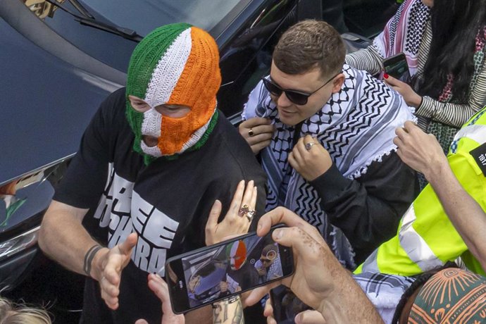 Archivo - June 18, 2025, London, London, UK: London, UK. Members of Irish language hip-hop group Kneecap including Liam Óg Ó hAnnaidh (R), known as Mo Chara arrive surrounded by media and protesters at Magistrates' Court in central London. He has been cha