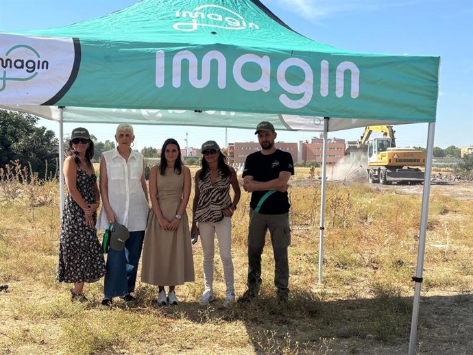 La delegada de Monumento Natural, Medio Ambiente y Sostenibilidad de Alcalá de Guadaíra, Luisa Campos (2i), durante una limpieza en las orillas del Guadaíra en el marco del proyecto 'Fluye'.