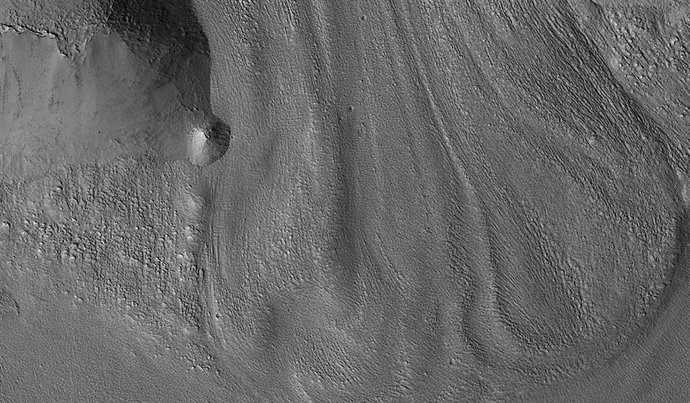 Este es un ejemplo de un glaciar cubierto de escombros en Marte.