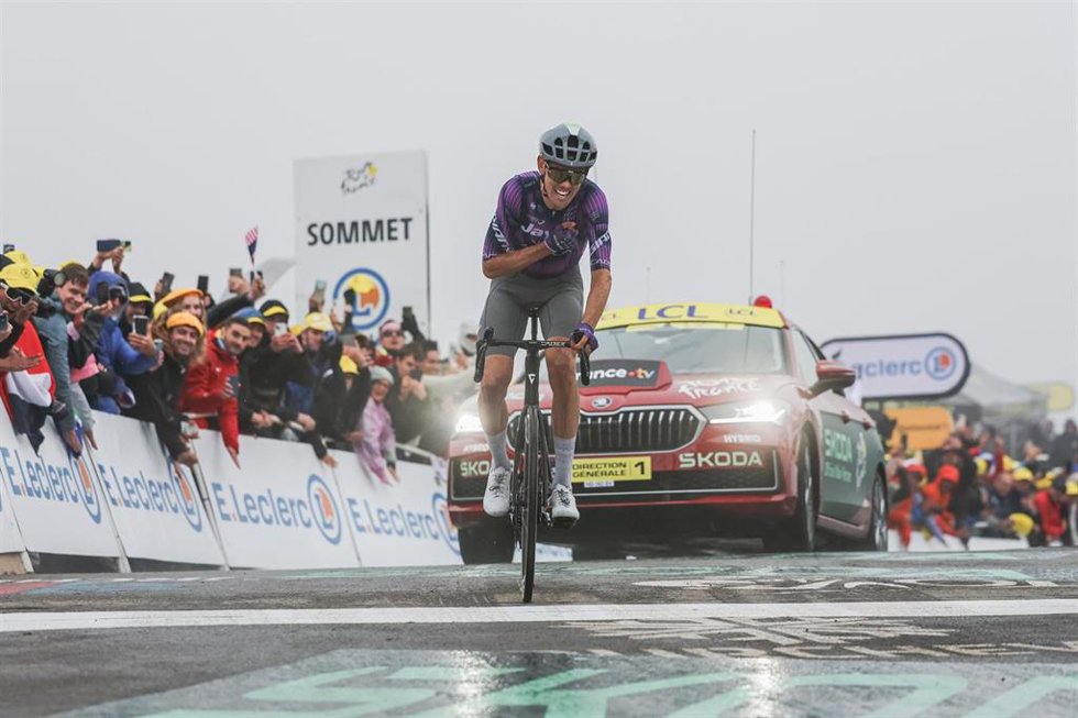 El ciclista australiano Ben O'Connor (Jayco Aula) celebrando la victoria en el Col de la Loze.