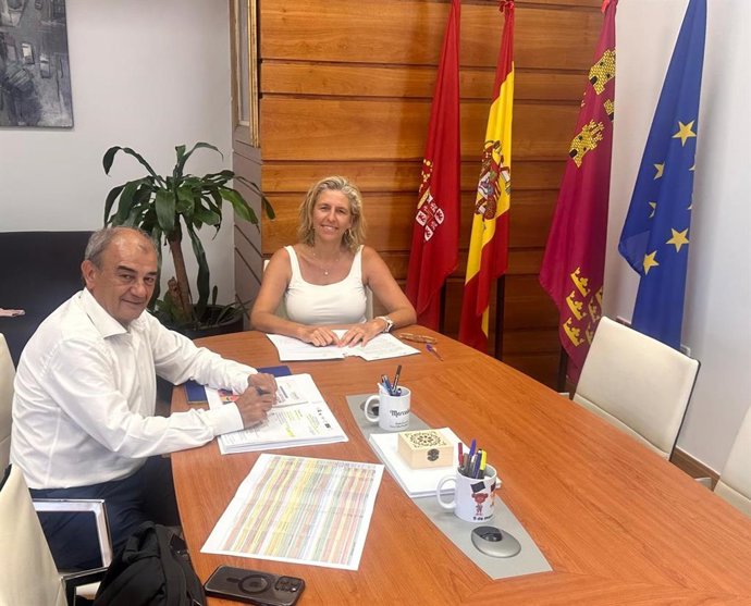 La concejal de Gobierno Abierto, Promoción Económica y Empleo del Ayuntamiento de Murcia, Mercedes Bernabé, y el presidente de la Unión de Cooperativas de Trabajo Asociado de la Región de Murcia (UCOMUR), Juan Antonio Pedreño
