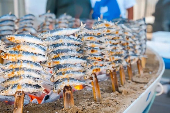 Espetos cocinados en la presentación en la Fábrica de Cervezas Victoria de la final del XI Concurso de Espetos de Costa del Sol.