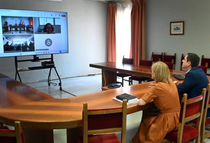 Archivo - García Pelayo y Jaime Espinar en la reunión sobre los nuevos autobuses de Jerez.