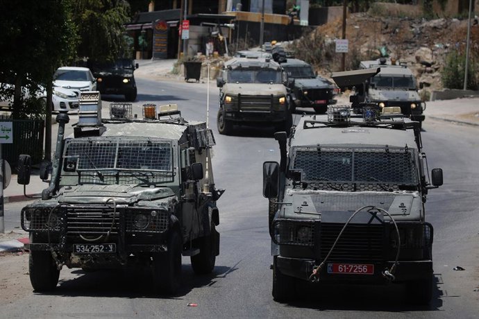 23 de julho de 2025, Territórios Palestinos, Nablus: Forças do exército israelense invadem e cercam um prédio durante uma operação militar na área de Ma'ajin. Foto: Mohammed Nasser/APA Images via ZUMA Press Wire/dpa