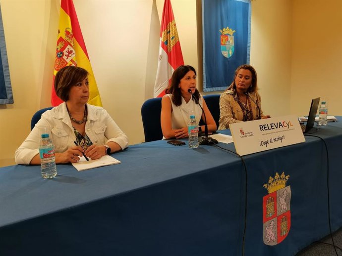 Lajefa del Servicio de Empleo en Segovia, Pilar Sanz (izda), la delegada territorial, Raquel Alonso, y la directora general de Autónomos, Emma Fernández