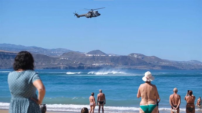 Maniobra del helicóptero del SAR en la playa de Las Canteras, en Las Palmas de Gran Canaria