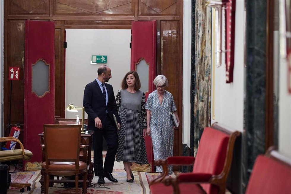(I-D) El vicepresidente primero de la Mesa del Congreso, Alfonso Rodríguez Gómez de Celis; la presidenta del Congreso, Francina Armengol y la secretaria segunda de la Mesa del Congreso, Isaura Leal, a su llegada a una reunión de la Mesa del Congreso, en