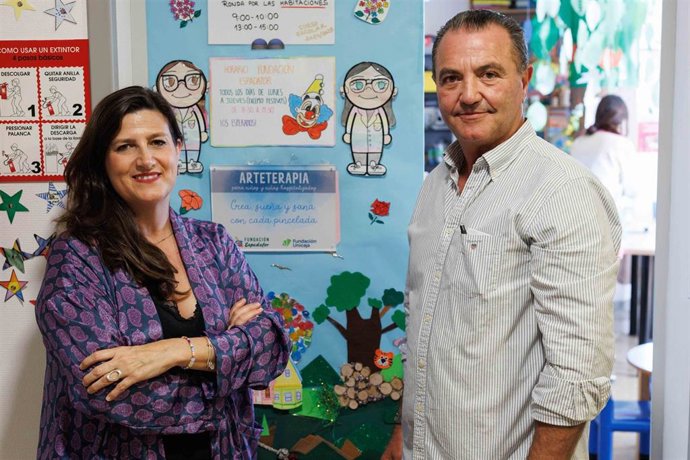 Archivo - La responsable de Solidaridad e Investigación de la Fundación Unicaja, Ana Cabrera, ha visitado un taller de arteterapia en el Hospital Universitario Clínico San Cecilio, acompañada por José Espadafor