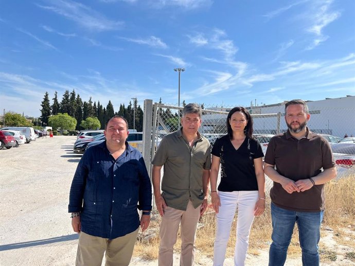 Llamas y Crespín (centro), ante el Hospital de Montilla.