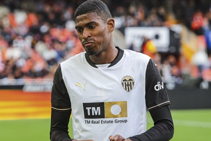 Archivo - Cristhian Mosquera of Valencia CF gestures during the Spanish league, La Liga EA Sports, football match played between Valencia CF and RCD Espanyol at Mestalla stadium on April 22, 2025, in Valencia, Spain.