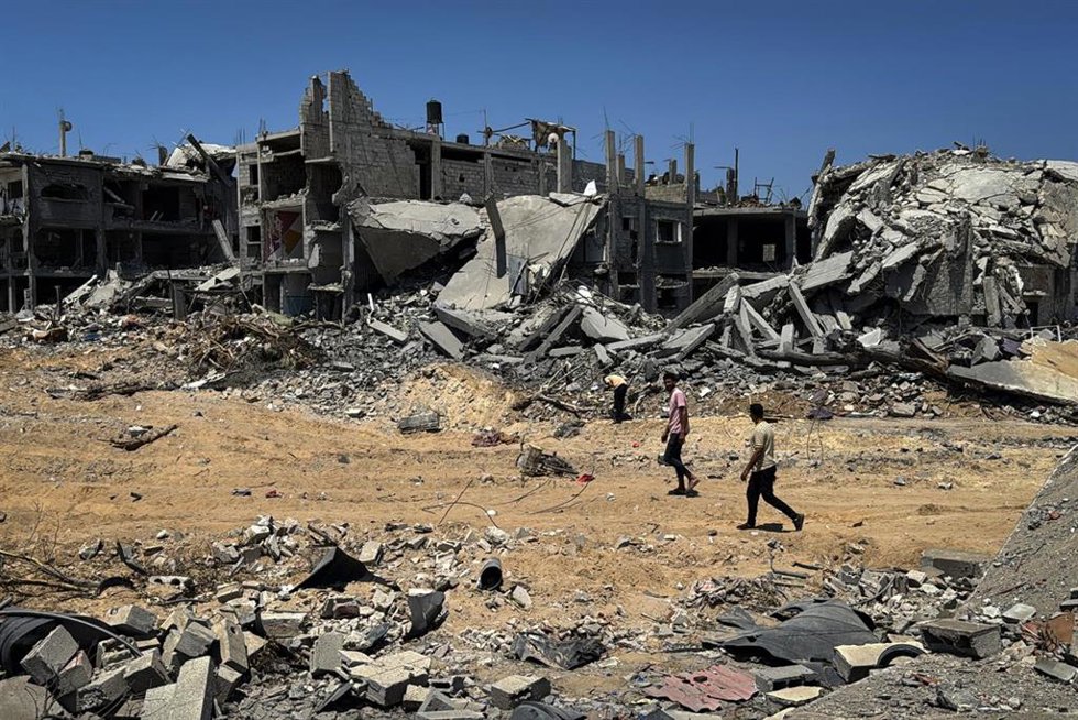 Escombros tras bombardeos israelíes en Deir al Balá, en la Franja de Gaza